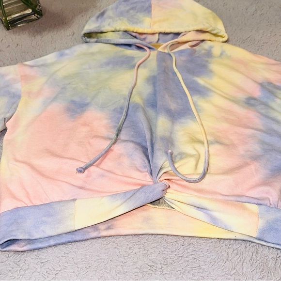 Tie dye twist front crop hoodie - Picture 4 of 8